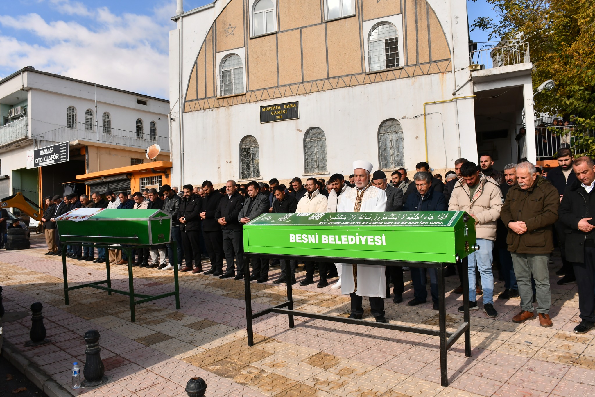 Adıyaman’ın Besni ilçesinde tabancayla öldürülen Selvi S. ve Muharrem A., kılınan cenaze namazının ardından ilçe mezarlığında toprağa verildi.
