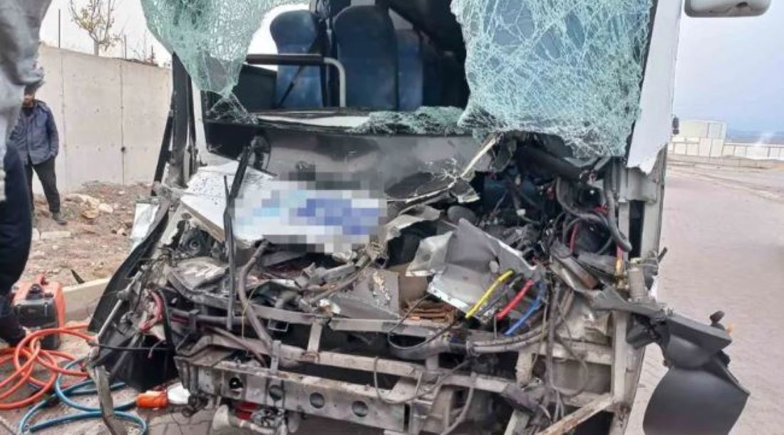 İncesu OSB’de korkutan kaza: Servis midibüsü tıra çarptı!