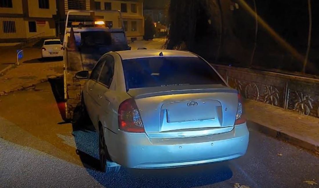 Kayseri’de trafik magandalarına göz açtırılmadı. Alkollü sürücüye 66 bin TL ceza ve 2 yıl ehliyet şoku yaşatılırken, egzozu mevzuata aykırı araç 7 gün trafikten men edildi.