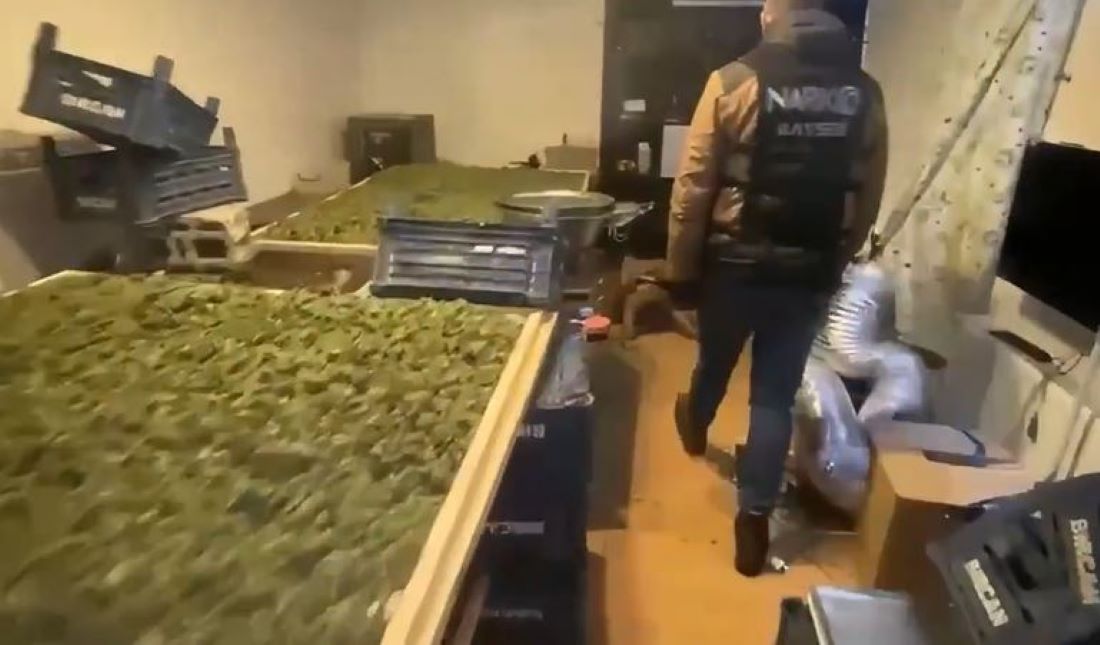 Kayseri’nin Develi ilçesinde düzenlenen “Şehit Emre Albayrak Operasyonu” kapsamında 104 kilo 710 gram narkotik madde ele geçirilirken, uyuşturucu ticareti yaptıkları belirlenen Kilis, Gaziantep ve Küba Uyruklu 4 şüpheli tutuklanarak cezaevine gönderildi.