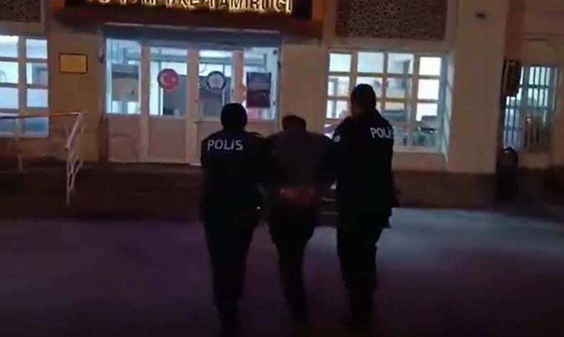 Kayseri’de boşanma aşamasındaki eşinin telefonunu zorla alan şahıs yakalandı. Şüpheli hakkında adli işlem başlatıldı, elektronik kelepçe talep edildi.