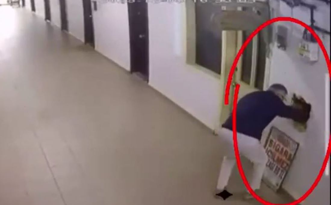 Bakırköy’de ikinci el satış sitesine koyduğu 40 bin dolar değerindeki kol saatini satmak isteyen genç, şüphelilerin kurduğu tuzakla dolandırıldı. Duvardan el uzatılarak çalınan saat, polis operasyonuyla bulunurken iki şüpheli tutuklandı.