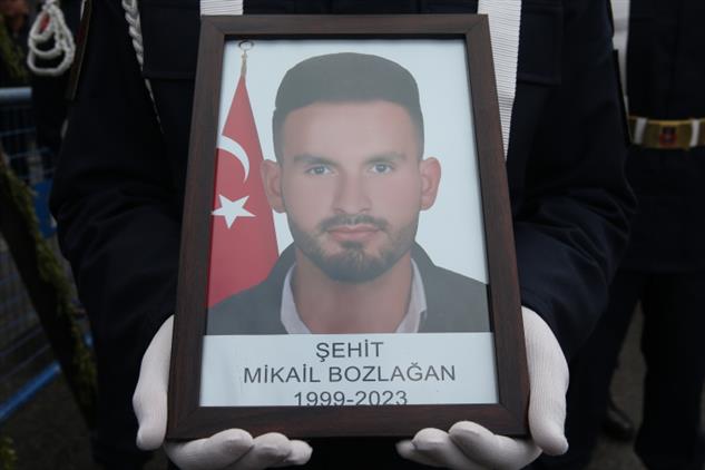 Kayseri’nin Develi ilçesinde şehit edilen veteriner tekniker Mikail Bozlağan’la bağlantılı Ankara’daki terör saldırısına ilişkin ihmali olduğu iddiasıyla yargılanan eski İl Jandarma Komutanı Y.Y. hakkındaki davada, bilirkişi raporunun incelenmesi için dur