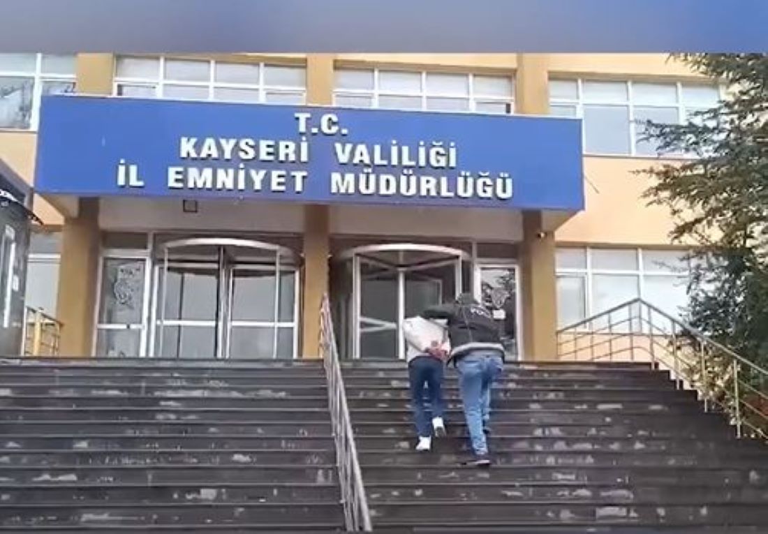Kayseri İl Emniyet Müdürlüğü Narkotik Suçlarla Mücadele Şube ekiplerince düzenlenen operasyonda, “Uyuşturucu Madde Ticareti Yapmak” suçundan haklarında kesinleşmiş toplam 25 yılı aşkın hapis cezası bulunan 2 firari şahıs yakalanarak cezaevine teslim edild