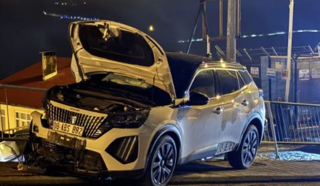 Artvin’de SUV tipi otomobilin park halindeki hafif ticari araca çarpması sonucu meydana gelen kazada 3 kişi yaralandı.