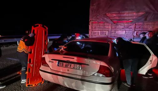 Çorum-Ankara kara yolunda otomobilin tırla çarpışması sonucu meydana gelen kazada, 22 yaşındaki sürücü Enes Ç. olay yerinde hayatını kaybetti.