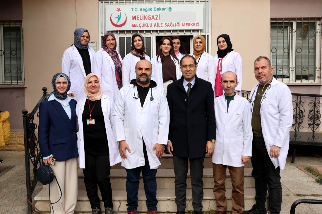 Kayseri İl Sağlık Müdürü Dr. Mehmet Erşan, Melikgazi’deki Aile Sağlığı Merkezlerini ziyaret ederek hekim ve sağlık çalışanlarıyla bir araya geldi, sahadaki çalışmalar ve talepler değerlendirildi.