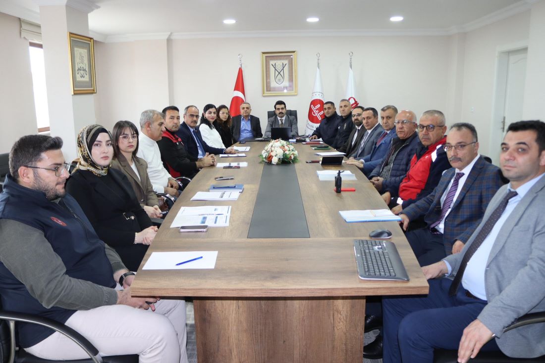 Tomarza’da afet ve acil durumlara hazırlık amacıyla düzenlenen Afet İlçe Koordinasyon Kurulu Toplantısı’nda, risk yönetimi ve müdahale planları ele alındı.