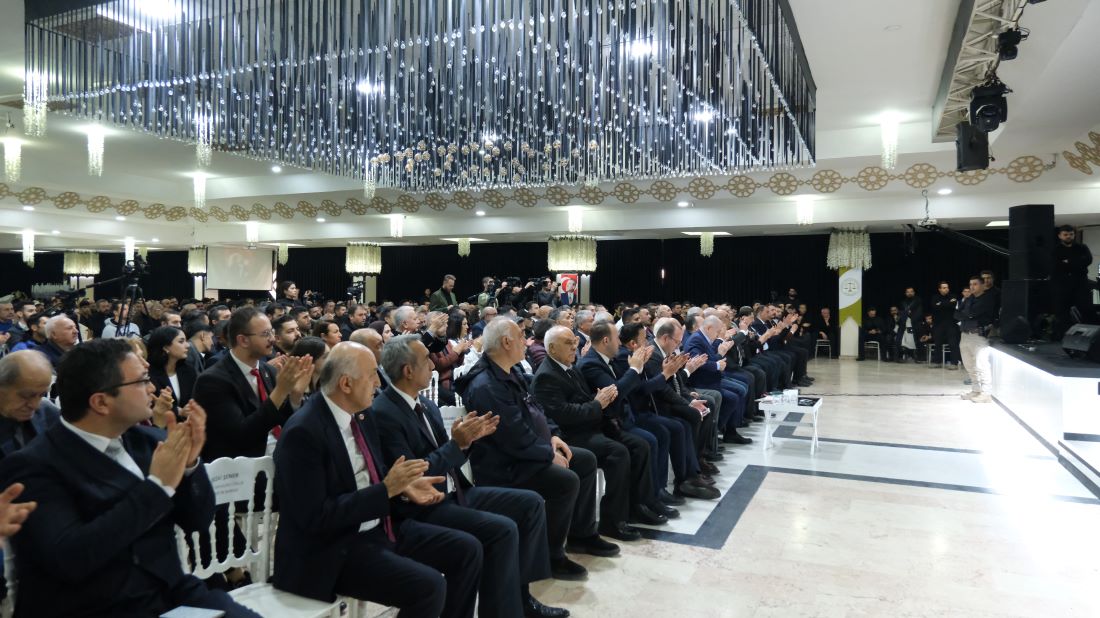 Zafer Partisi Kayseri İl Başkanı Ahmet Rıfat Uluer, Genel Başkan Prof. Dr. Ümit Özdağ’ın katılımıyla Kayseri’de düzenlenen konferansın ardından bazı basın organlarında yer alan görüntü ve iddialara sert tepki gösterdi.