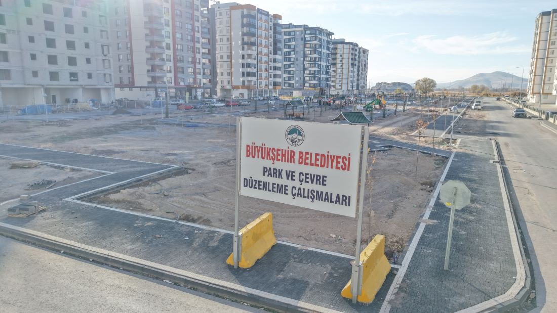 Kayseri Büyükşehir Belediyesi, Şehir Hastanesi çevresinde vatandaşların nefes alabileceği, spor yapabileceği ve sosyal ihtiyaçlarını karşılayabileceği yeni yaşam alanlarını hayata geçiriyor. Toplam maliyeti 35 milyon 579 bin TL’yi aşan projeler, dört fark