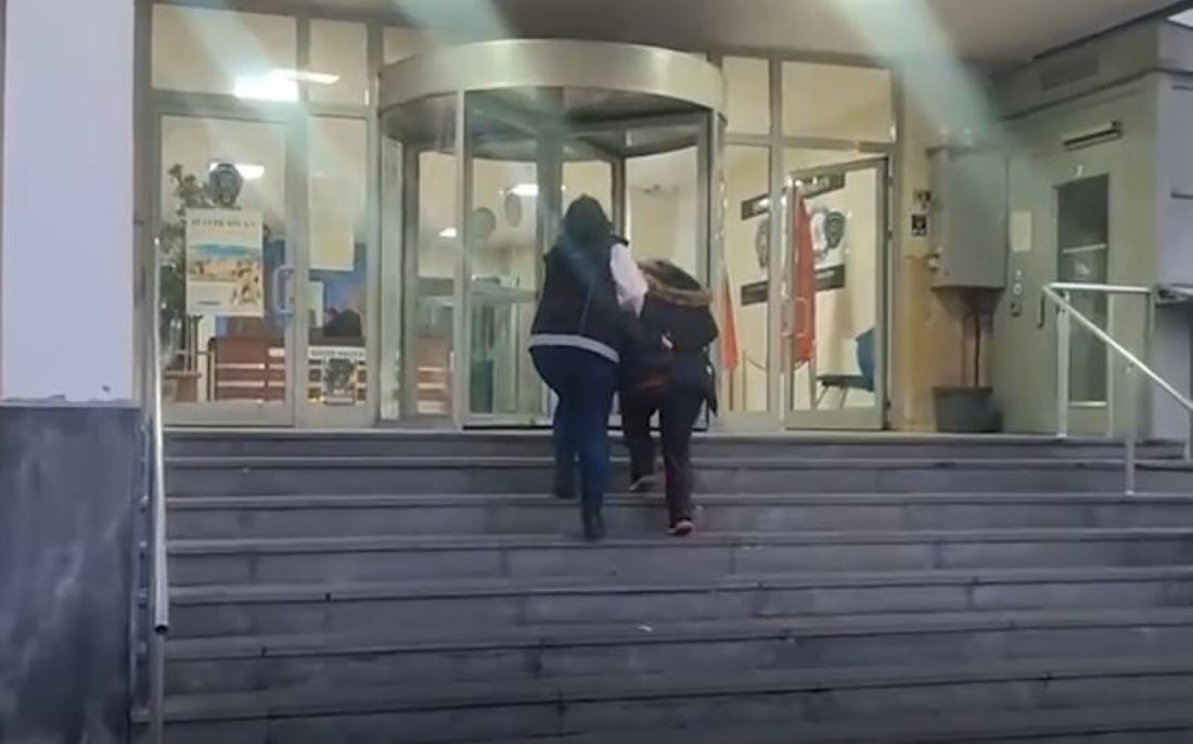 Kayseri İl Emniyet Müdürlüğü ekipleri, hakkında “hırsızlık” suçundan 12 yıl kesinleşmiş hapis cezası bulunan kadın şahsı saklandığı adreste yakalayarak cezaevine teslim etti.