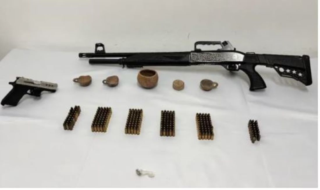 Kırşehir’de kaçakçılık operasyonunda bir evden tarihi eser, silah, fişek ve kenevir tohumu çıktı. 1 şüpheli gözaltına alındı.