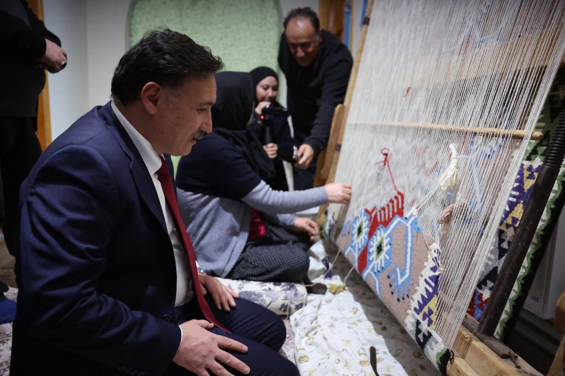 Vali Gökmen Çiçek, Yahyalı’da devam eden yatırımları yerinde inceledi, vatandaşlarla bir araya geldi.