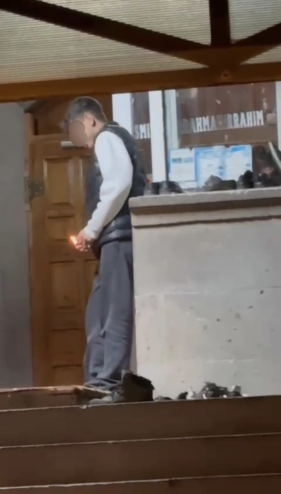 Cami Cemaatine Pusu Kuran Saygısız Paketlendi! Teravih namazında camiye torpil atan çocuk yakalandı