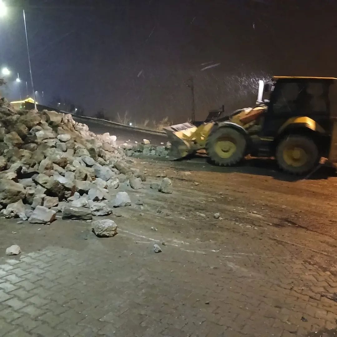 Bünyan’da Gece Yarısı Heyelan! Yol Duvarı Çöktü, Trafik Kapandı