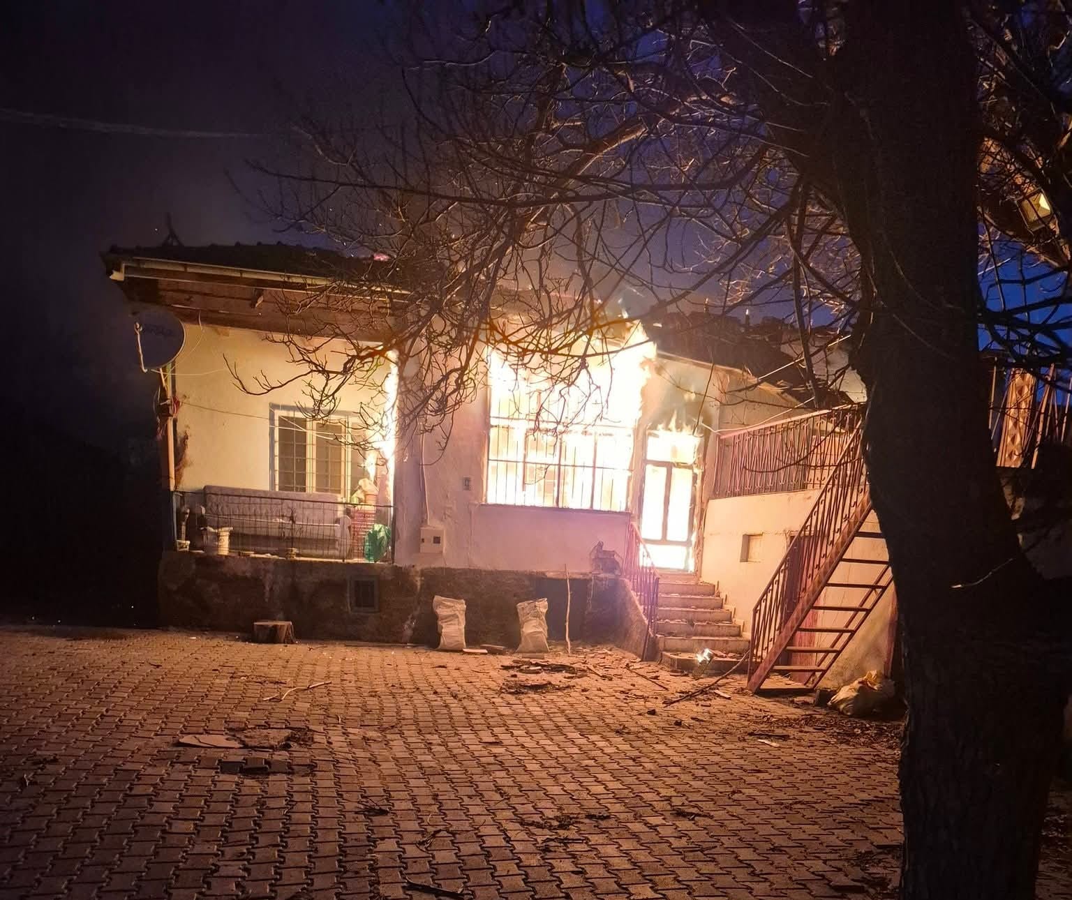 Felahiye'de Korku Dolu Gece! Müstakil Ev Alevlere Teslim