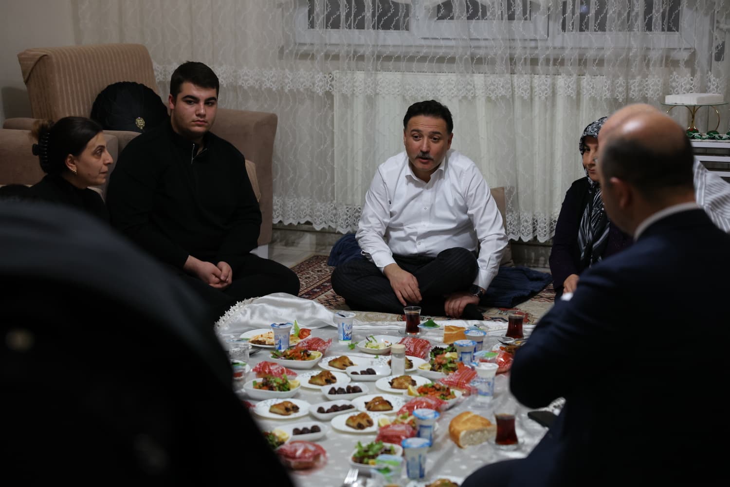 Sıcak Çay, Samimi Sohbet: Vali Gökmen Çiçek Protokolü Bir Kenara Bıraktı, Vatandaşla Kucaklaştı!