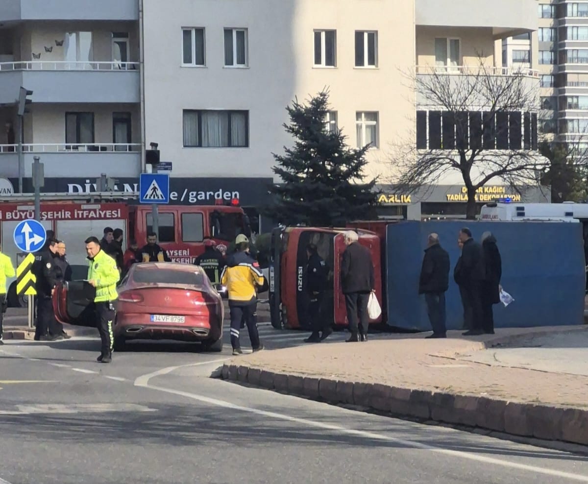 Son Dakika! Kayseri Yıldırım Beyazıt Mahallesi'nde Kamyonet ile Otomobil Çarpıştı: 1 Yaralı