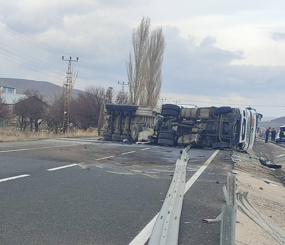 Kayseri Sarıoğlan'da Akaryakıt Yüklü Tanker Devrildi: Sürücü Yaralandı