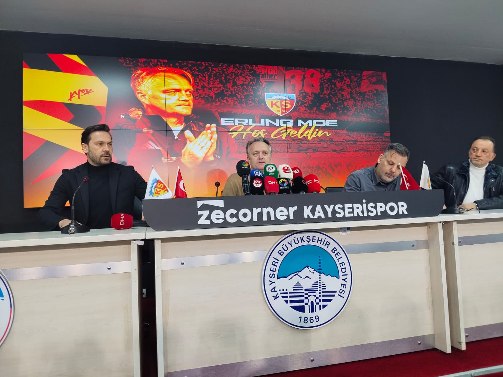 Kayserispor’da Heyecan Başladı! Erling Moe’dan İddialı Sözler: “İniş Yok, Çıkış Var!”