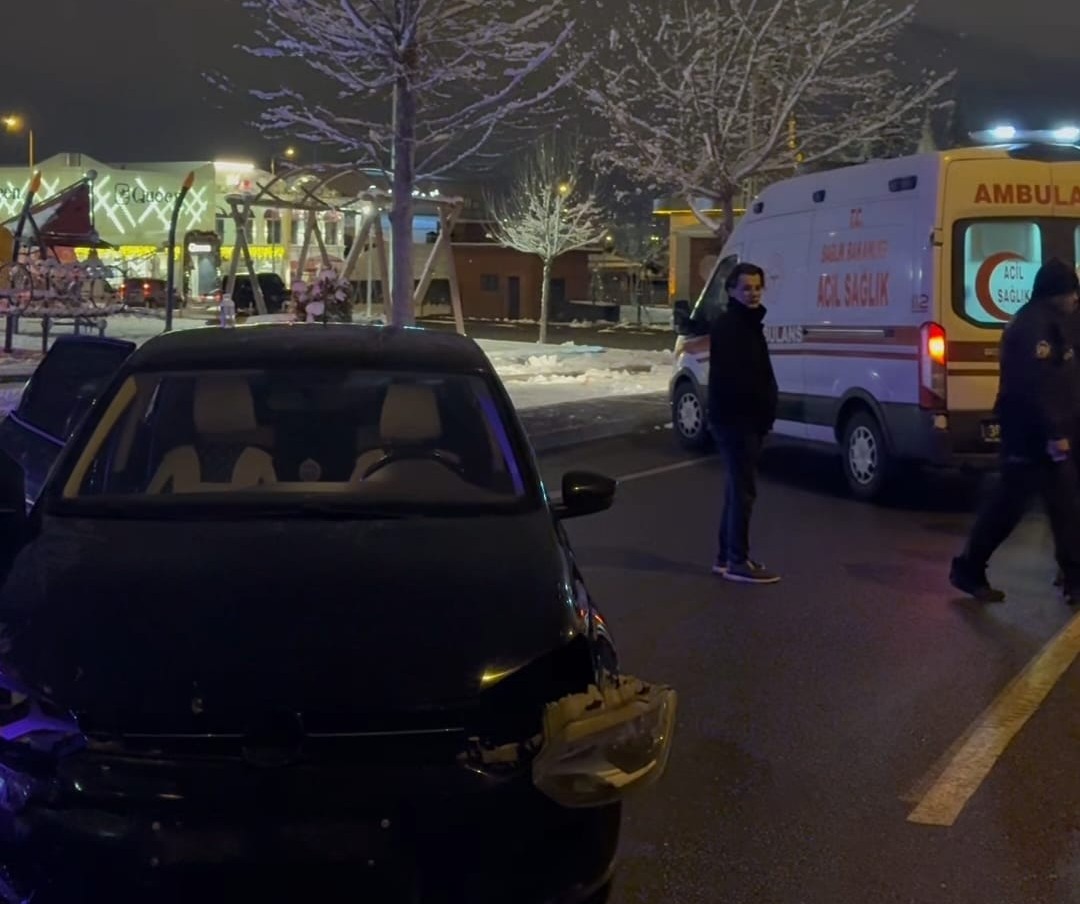 Kayseri’de Kavşakta İki Otomobil Çarpıştı: 1 Yaralı