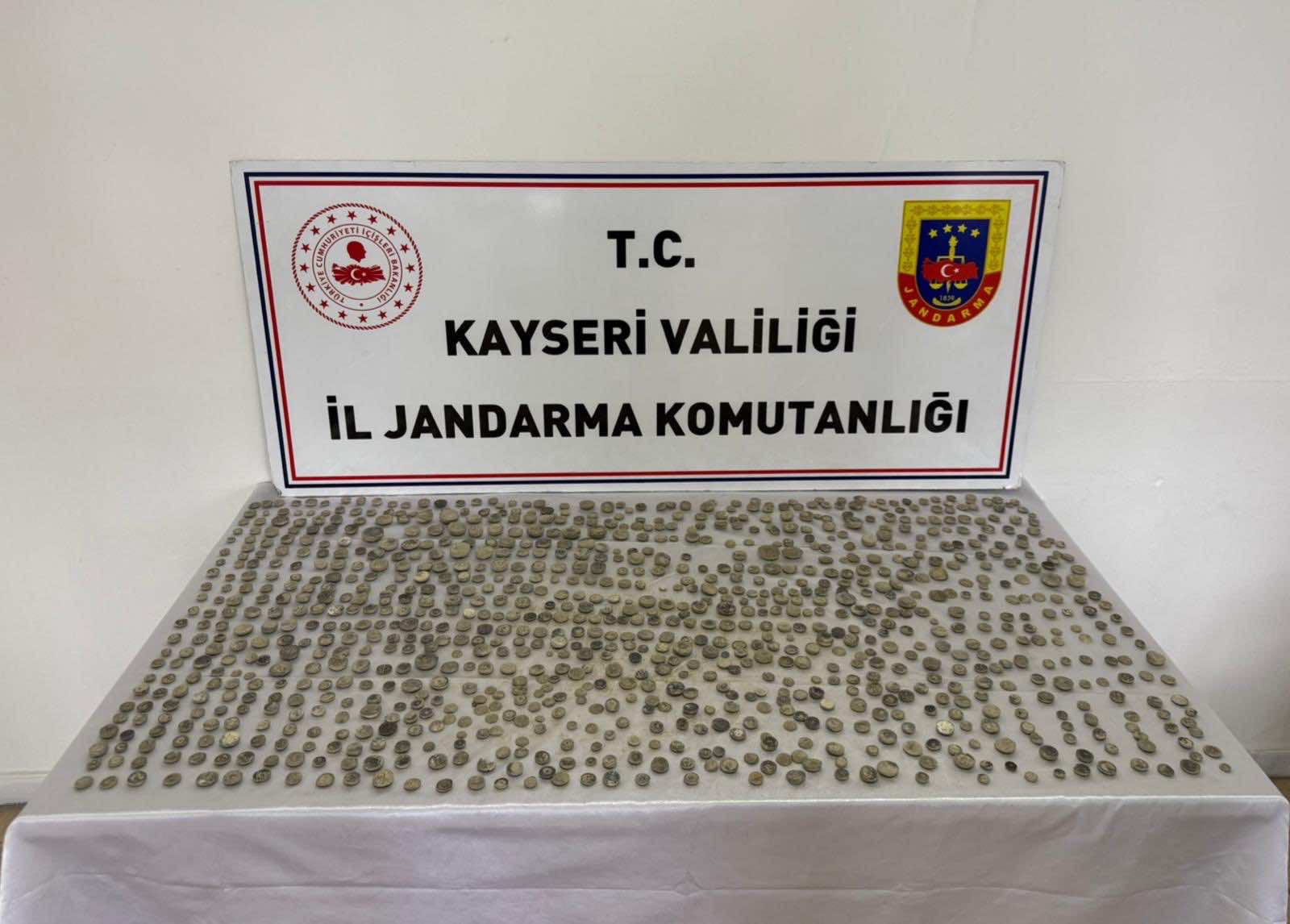 TARİHİ ESER HIRSIZINA JANDARMA TOKADI: 1291 SİKKE İLE YAKALANDI!