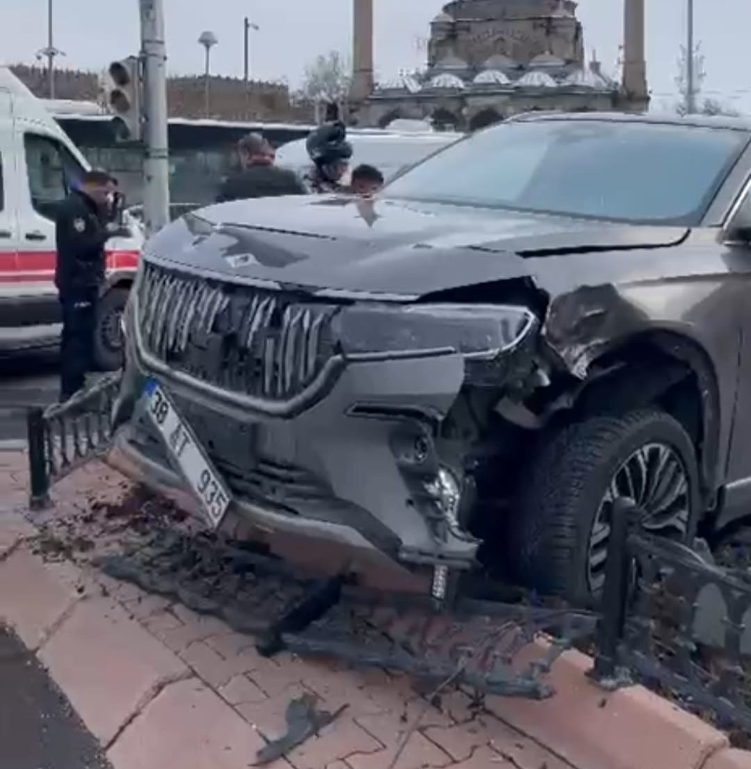 Kayseri Cumhuriyet Meydanı'nda Otomobil Yayalara Çarptı: 5 Yaralı