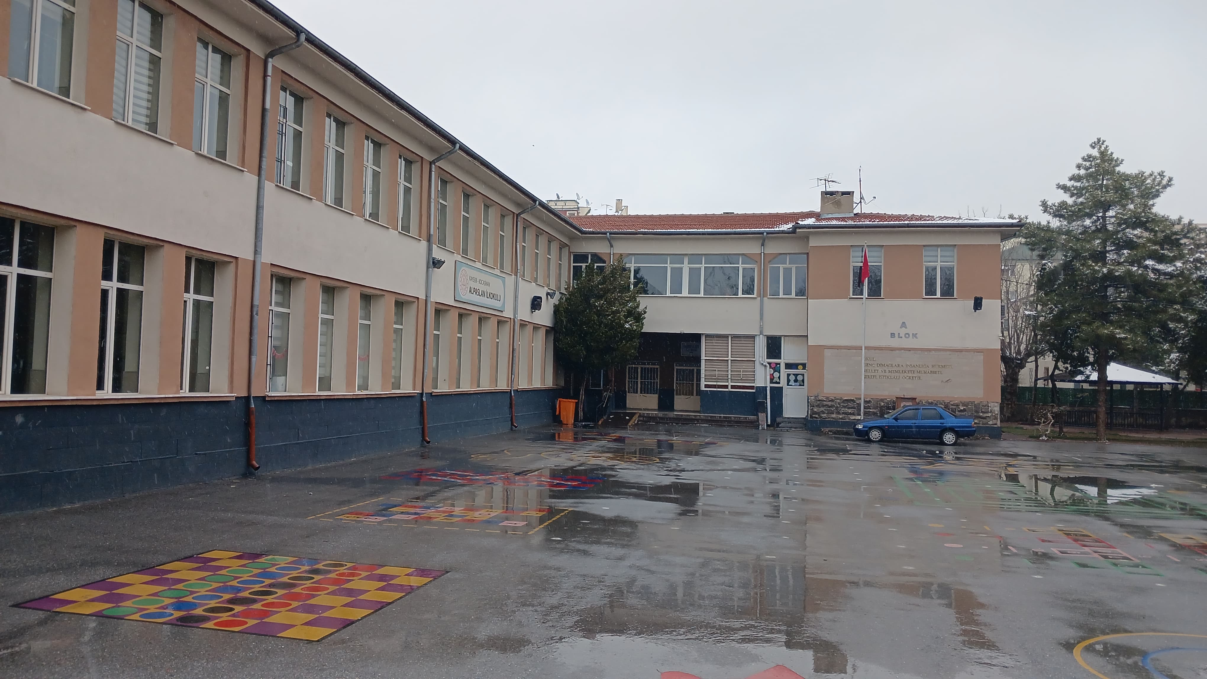 KAYSERİ’DE ALÇAK SALDIRI: OKUL BAHÇESİNDE ÇİRKİN PROVOKASYON: ATATÜRK BÜSTÜNE BALTAYLA SALDIRAN ŞAHIS YAKALANDI!
