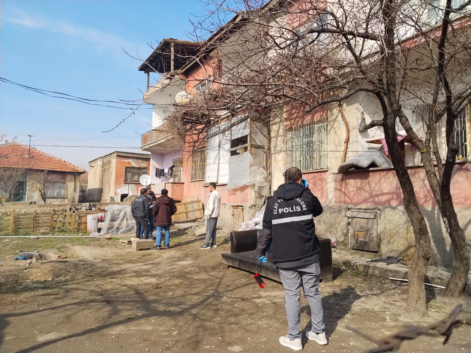 Balkonda Oyun Kabusa Döndü! Uğurevler Mahallesi'nde 2. Kattan Düşen 3 yaşındaki Çocuk Yaralandı