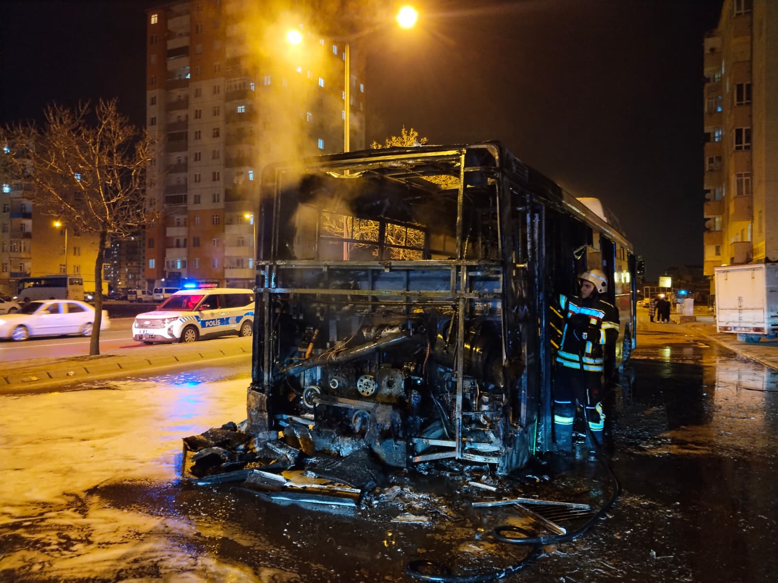 KAYSERİ'DE HALK OTOBÜSÜ ALEV ALEV YANDI: OTOBÜSTEN GERİYE DEMİR YIĞINLARI KALDI