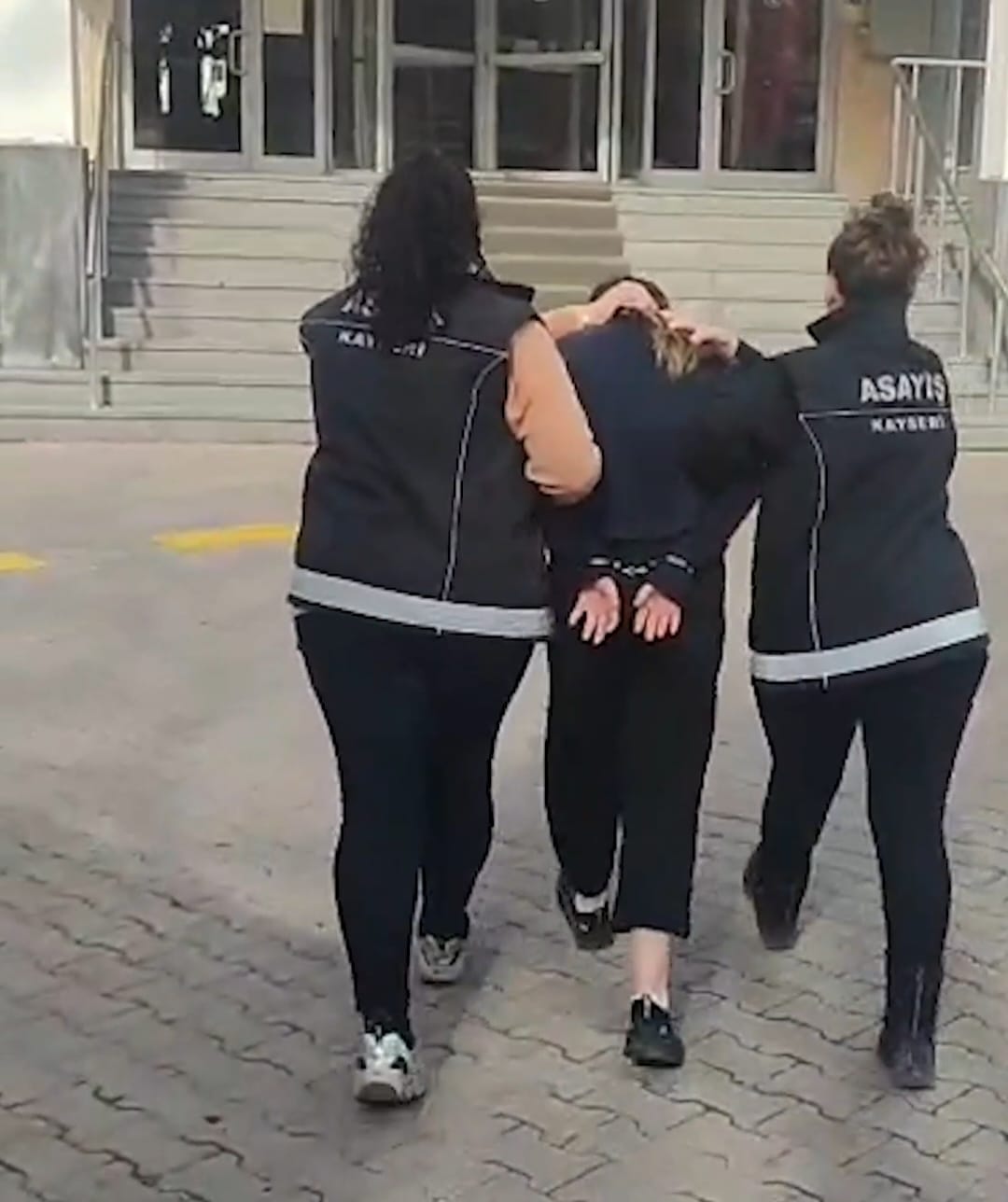 Azılı Hırsız Yakayı Ele Verdi! Kayseri’de 30 Yıl Hapis Cezası Bulunan Kadın Firari Yakalandı
