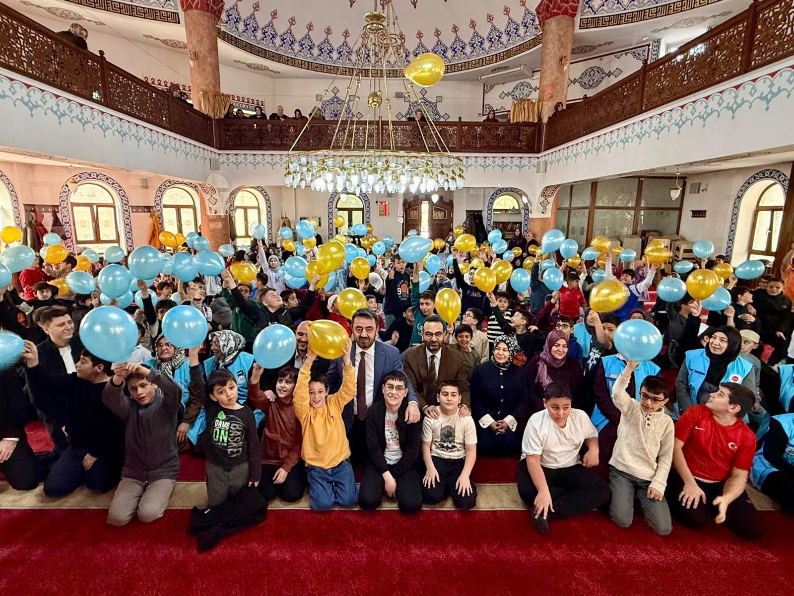 Camide Teravih Kılan Çocuklara Sürpriz! Arefe Çiçekleri Projesi ile Kayserili Çocuklar Bayramlıklarına Kavuştu