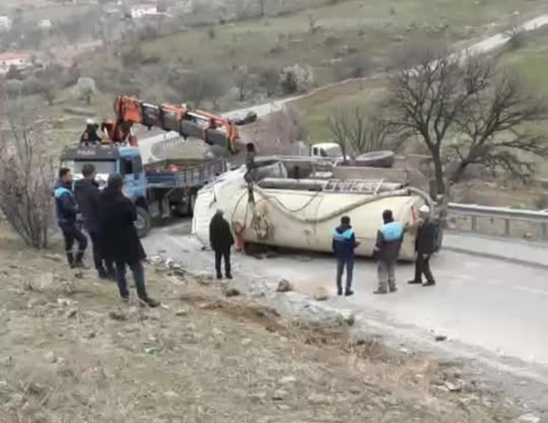 Hacılar’da Vidanjör Devrildi: Dev Araç Yolu Trafiğe Kapattı! Sürücü Mucize Eseri Kurtuldu