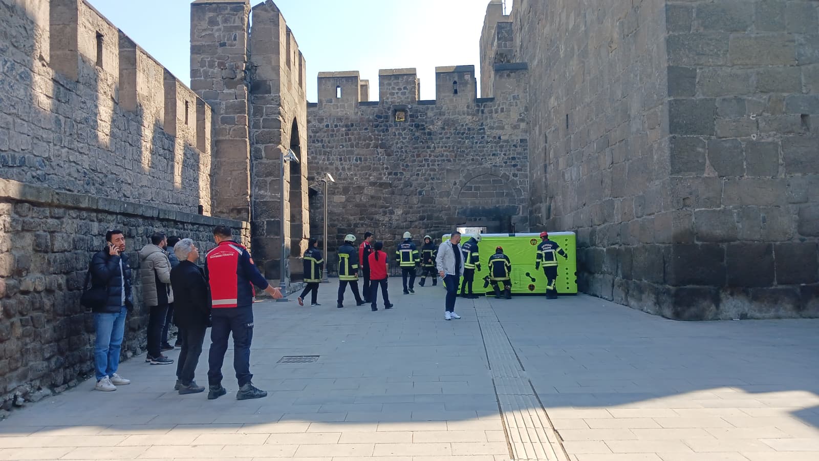 Kayseri’de Kale Surlarında İntihar Girişimi: Polis Son Anda Kurtardı