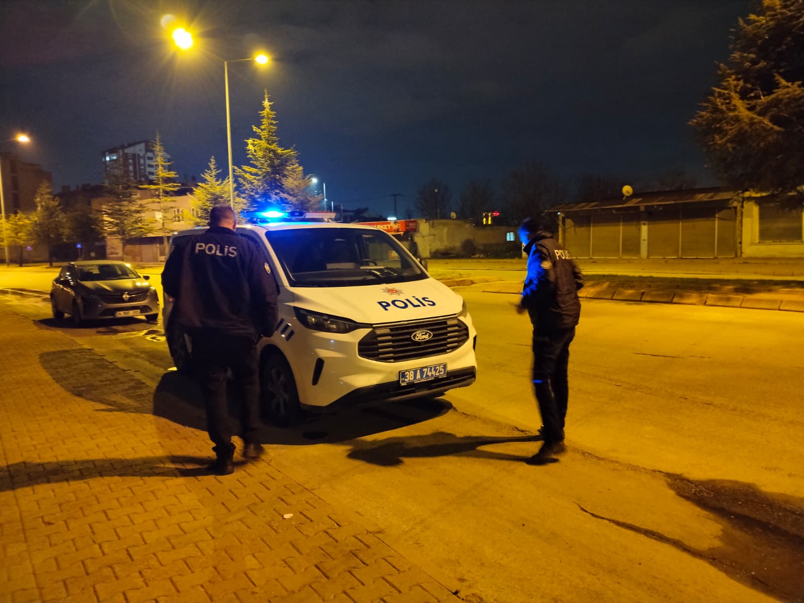 Kayseri'de Sokak Magandaları Dehşet Saçtı: 2 Grup Arasında Bıçaklı Kavga! 2 Yaralı