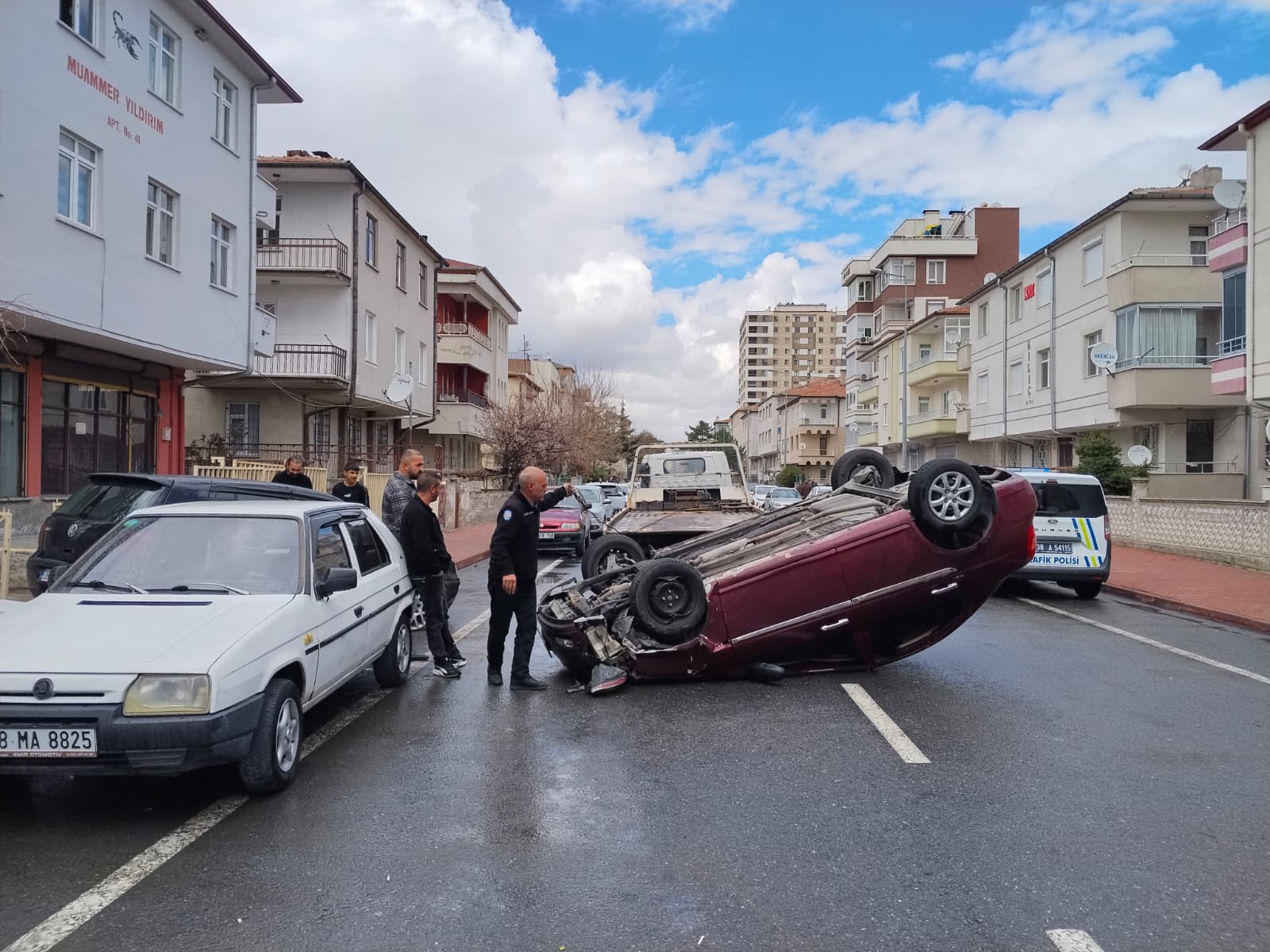 Yenimahalle 16. Cadde Feci Kaza: Kontrolü Kaybeden Sürücü Park Halindeki Araca Çarpıp Takla Attı!