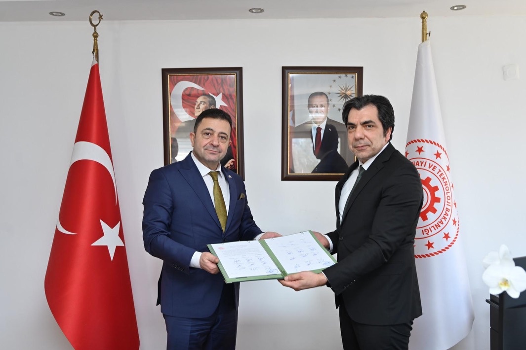 Kayseri OSB’de Güven Tazeleyen Başkan Mehmet Yalçın, yetki belgesini aldı