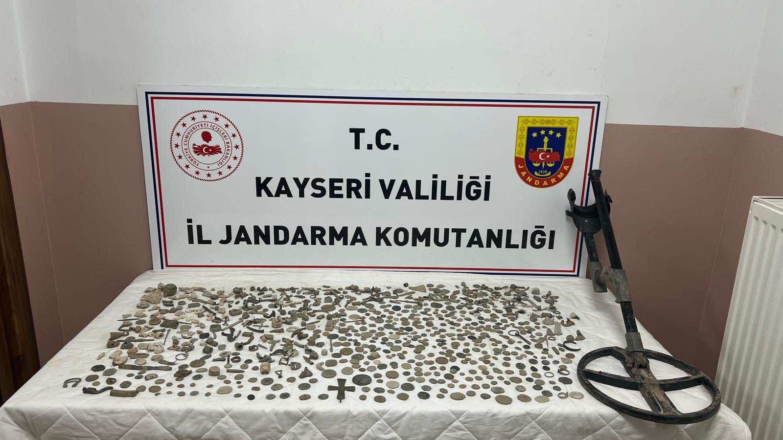 Pınarbaşı’nda Tarih Eser Kaçakcısına Jandarma Baskını: 878 Parça Eserle Yakalandı!
