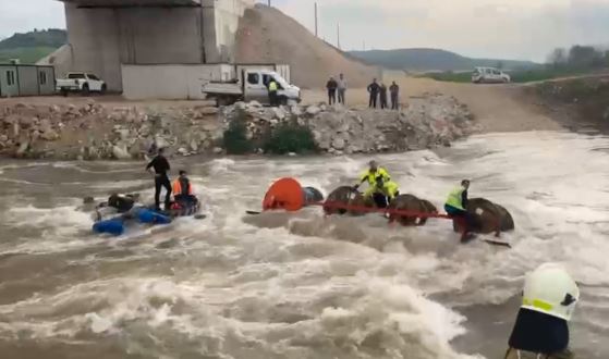 Bursa'da dereyi traktörle geçmeye çalışan 10 işçi, aracın devrilmesiyle mahsur kaldı