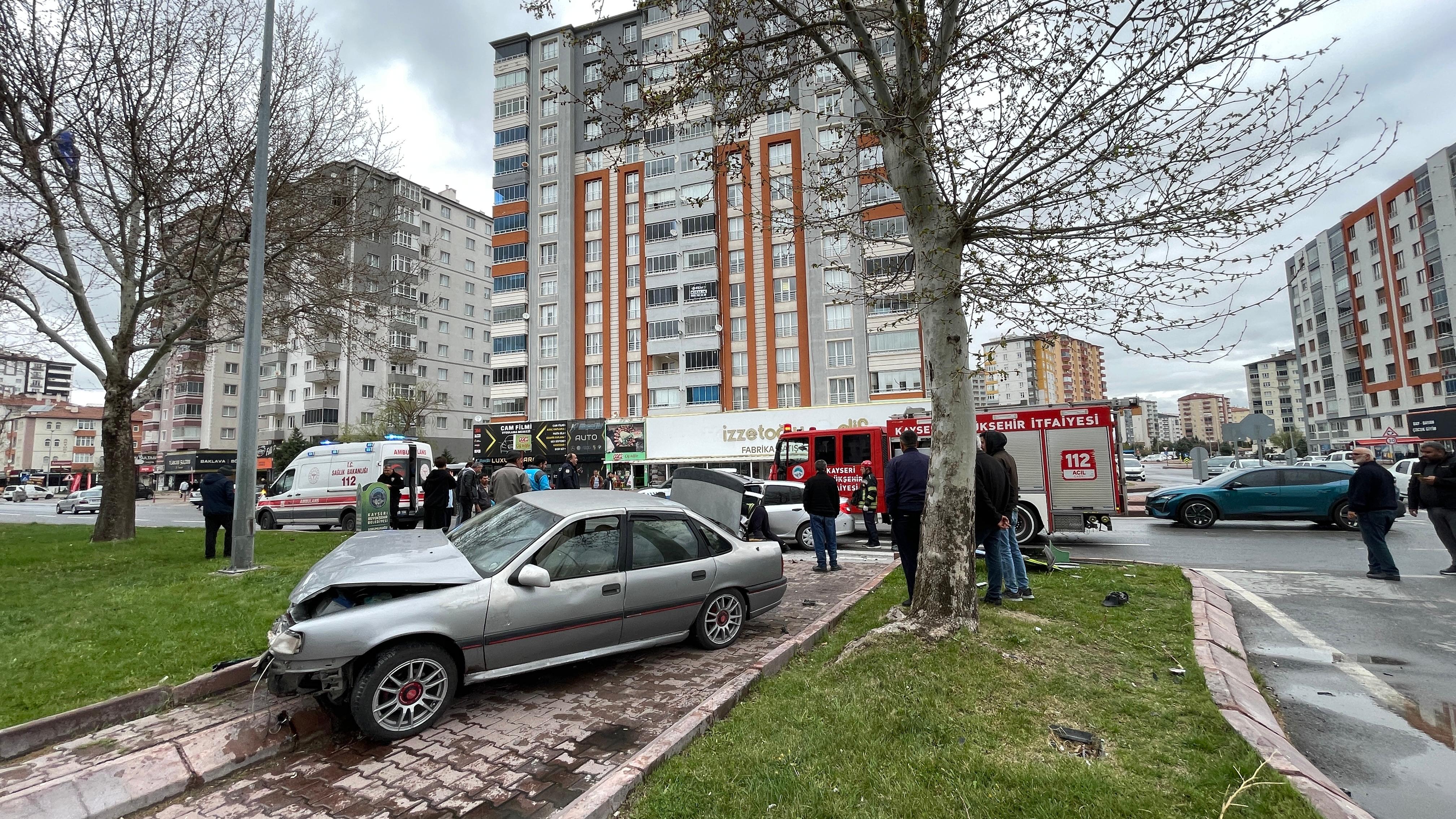 Kayseri Bağdat Caddesi'nde İki Otomobil Çarpıştı: 3 Yaralı