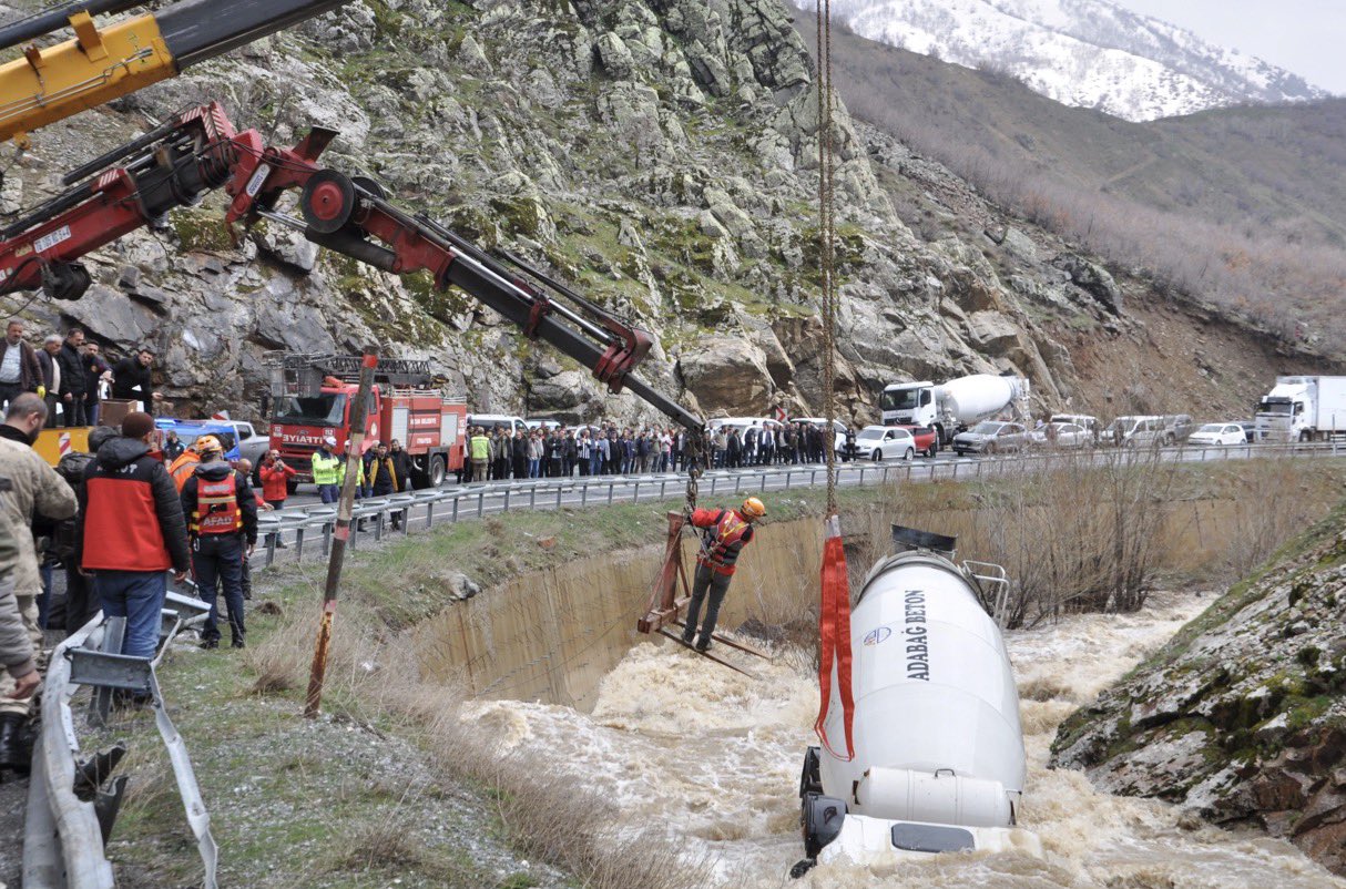 Bitlis'te Korkunç Kaza! Beton Mikseri Dereye Düştü: Sürücü Hayatını Kaybetti