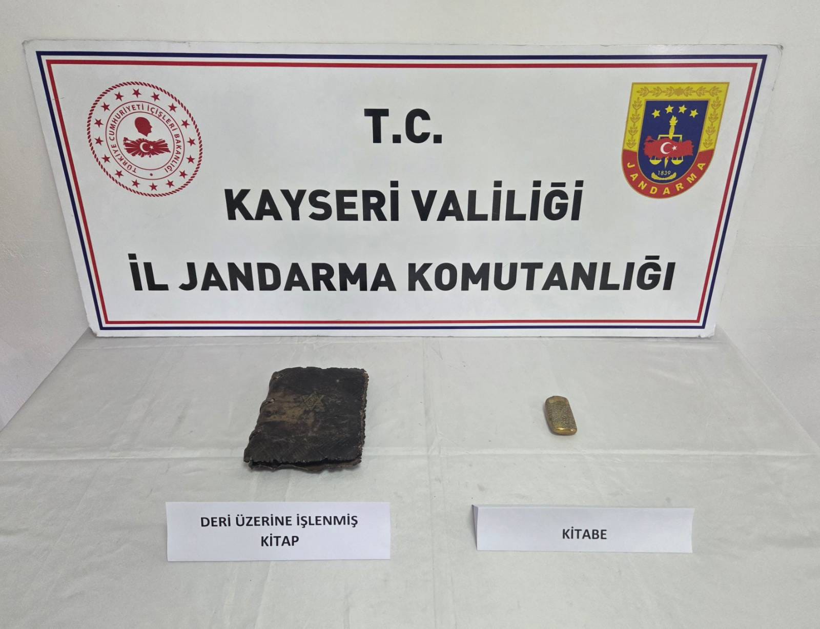 Kayseri’de Tarihi Eser Operasyonu: Deri Üzerine İşlenmiş El Yazması Kitap Ele Geçirildi
