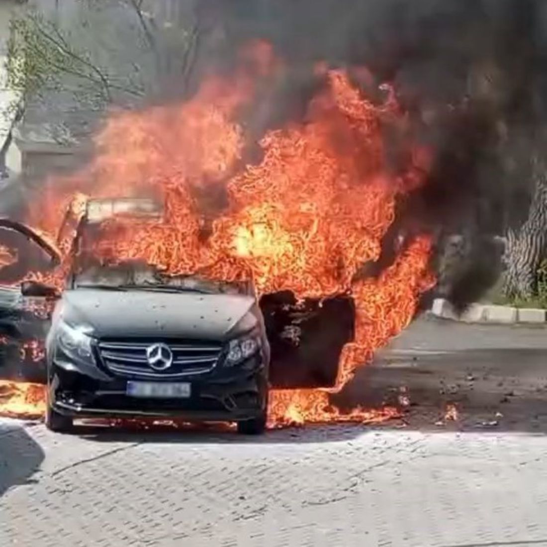 Nevşehir'de Seyir Halindeki Araç Alev Aldı!  Yangın Büyüdü: 3 Araç Küle Döndü