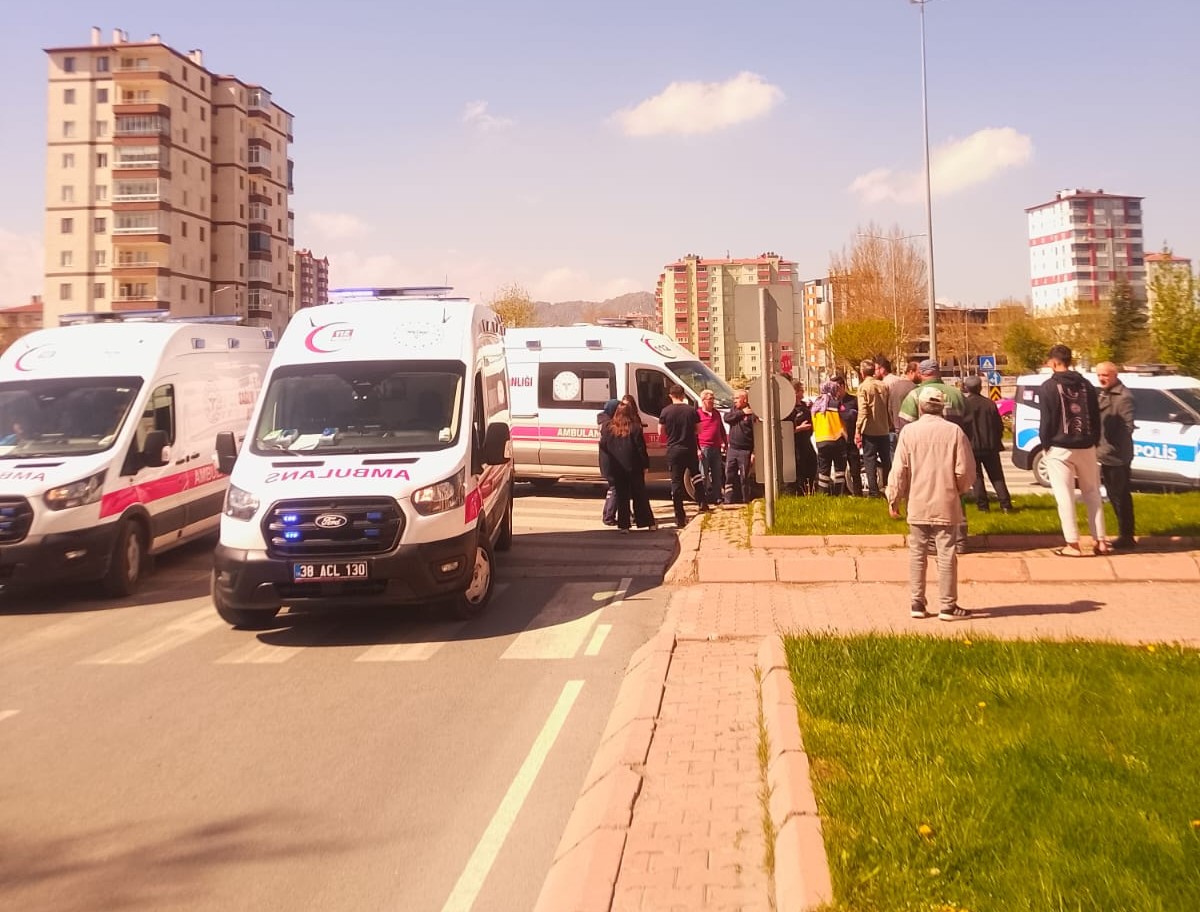 Kayseri’de Can Pazarı: Ambulans ve Otomobil Çarpıştı! Yaralılar Var