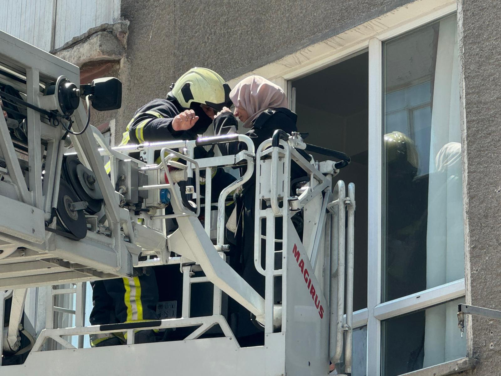 Sahabiye'de Yangın Alarmı! Mahsur Kalanlar Kurtarıldı: 1'i Bebek 5 Kişi Dumandan Etkilendi