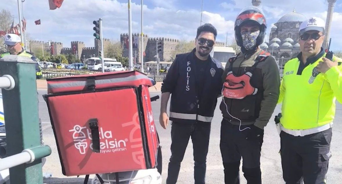 Kayseri Polisi Heimlich Manevrası İle Hayat Kurtardı: Kuryeye Meydanda Acil Müdahale!