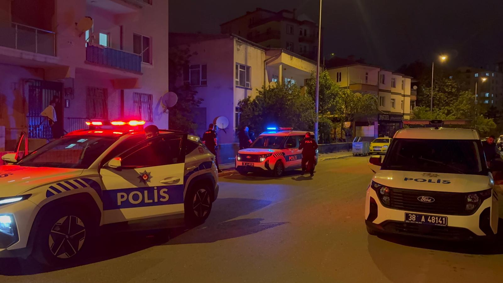 Kayseri Esenyurt' ta Sokak Ortasında Bıçaklı Kavga: 2 Kişi Yaralandı
