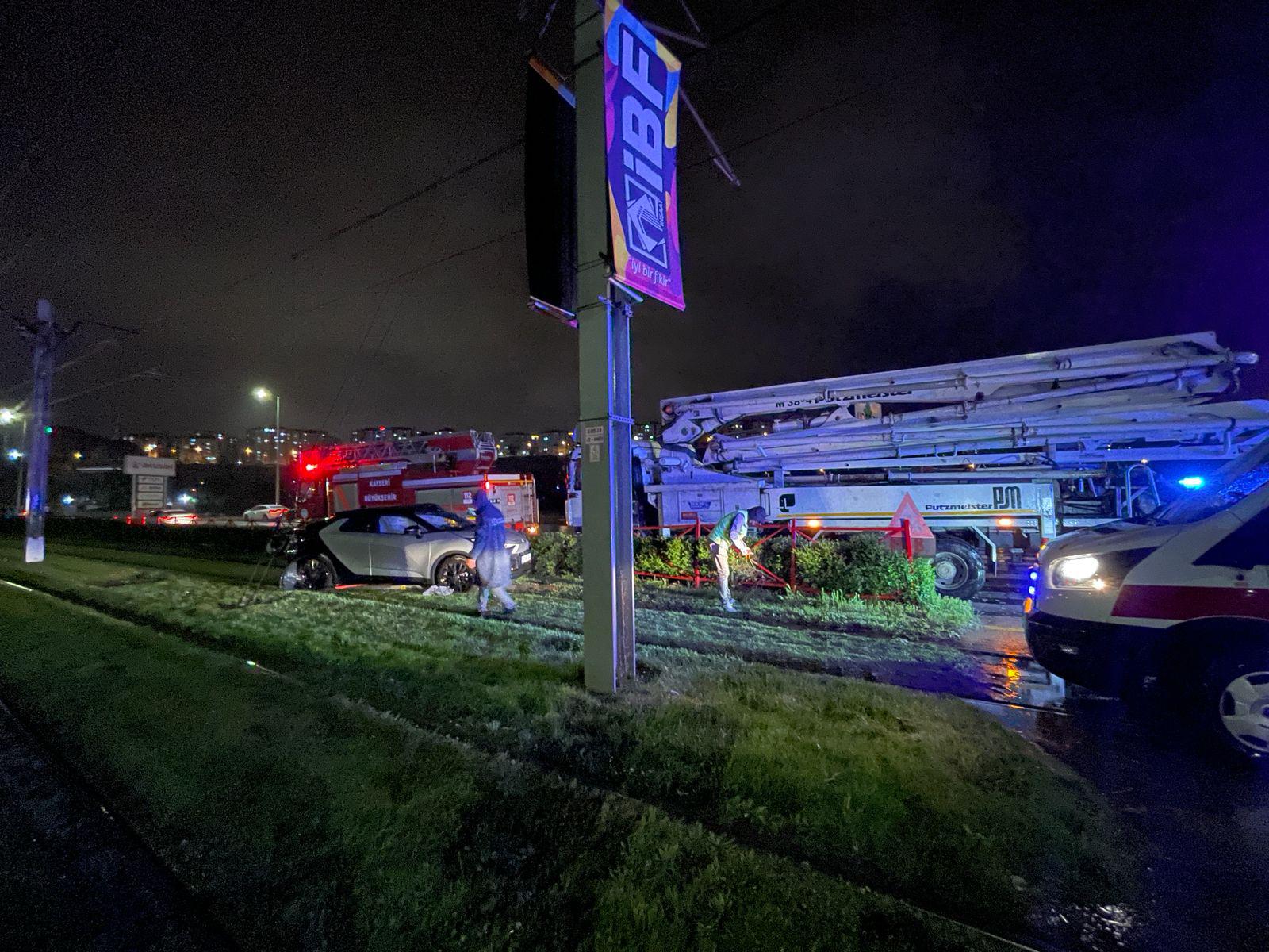 Sivas Caddesi'nde Korkunç Kaza! Kamyonla Çarpışan Otomobil Tramvay Yoluna Girdi: 1 Yaralı