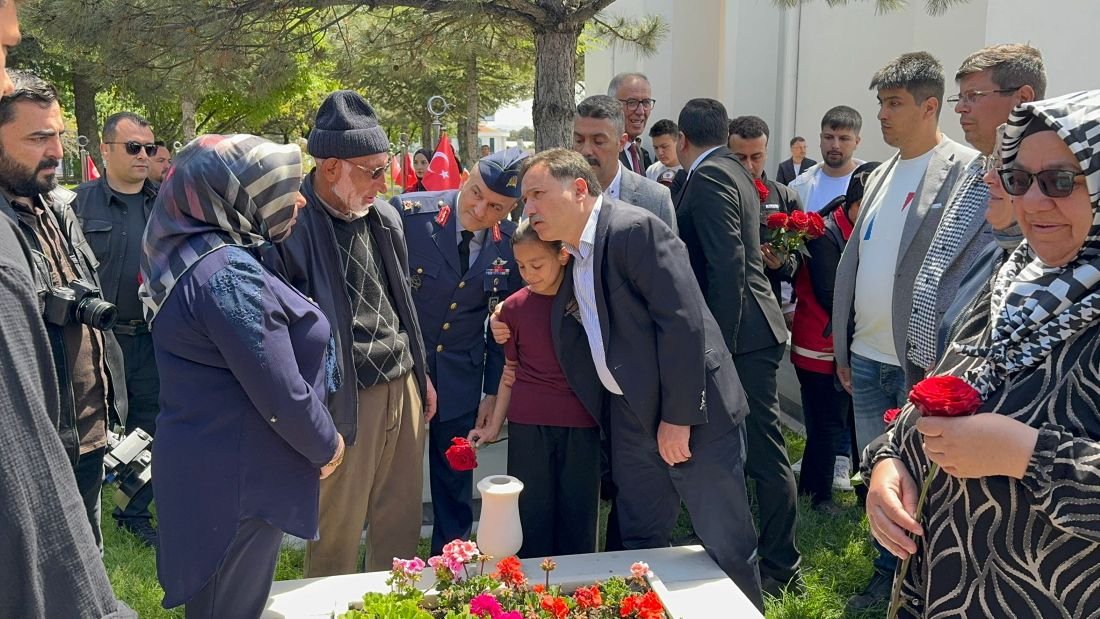 Vatanın Gerçek Sahiplerine Bayram Vefası! Vali Gökmen Çiçek Kartal Şehitliği’ni Ziyaret Etti
