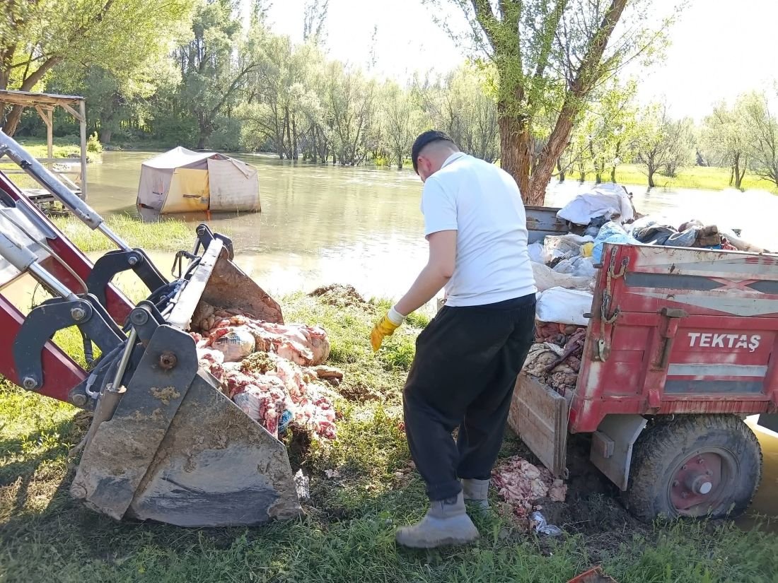 Kayseri'de Çirkin Görüntüler! Zamantı Irmağı Kenarına Bırakılan Kurban Atıkları Tepki Çekti